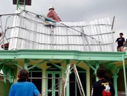 Warga Gotong Royong Perbaiki Puluhan Bangunan Rusak Diterjang Angin di Blitar