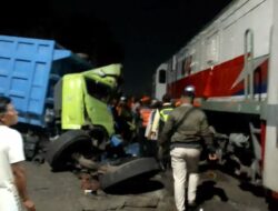 Kereta Commuter Line Dhoho Tabrak Truk Pasir di Blitar, Sopir Selamat Setelah Lompat dari Kabin