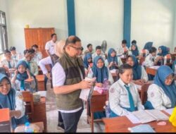 Kadisdik Jatim Ajak Siswa SMAN 1 Boyolangu Kurangi Sampah Plastik Lewat Pembagian Tumbler