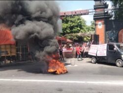 Massa Kepung Pemkab Kediri, Desak Bupati Dhito Tepati Janji Soal Kasus Suap Perangkat Desa