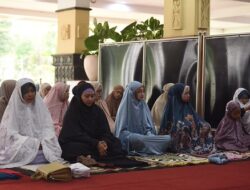 Wali Kota Kediri Salat Idul Adha di Balai Kota, Tekankan Nilai Keikhlasan dan Kebersamaan