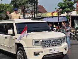 Ribuan Masyarakat Padati Jalan Sambut Kedatangan Presiden Prabowo di Nganjuk