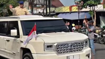 Ribuan Masyarakat Padati Jalan Sambut Kedatangan Presiden Prabowo di Nganjuk