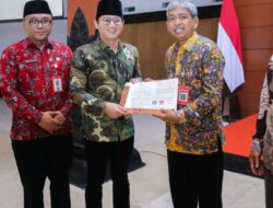 Serahkan SK Pensiun Sekda Edy Soepriyanto, Bupati Trenggalek Kenang Dedikasi dan Kebersamaan Selama Bertugas