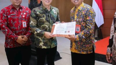 Serahkan SK Pensiun Sekda Edy Soepriyanto, Bupati Trenggalek Kenang Dedikasi dan Kebersamaan Selama Bertugas