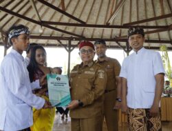Dispendukcapil Kabupaten Blitar Serahkan 53 Akta Perkawinan di Krisik